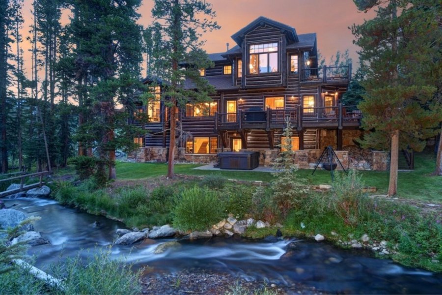 Трехэтажный деревянный дом