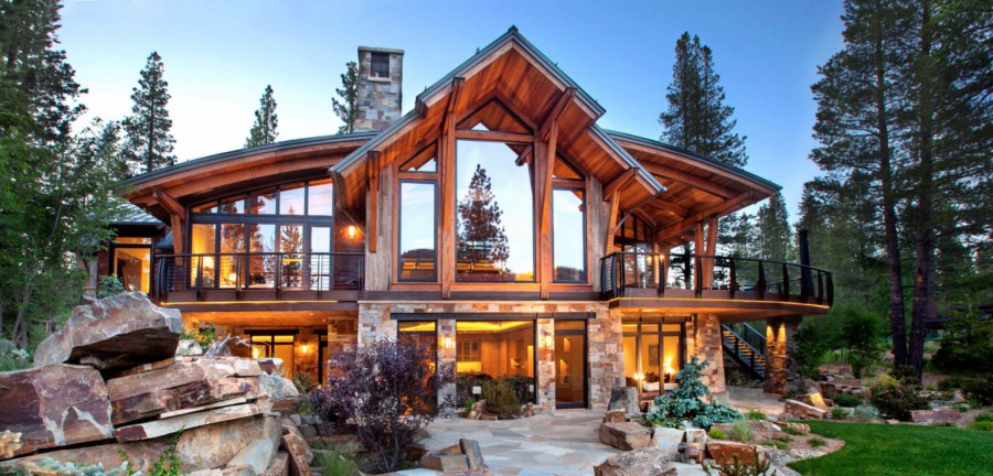 Двухэтажный деревянный домик