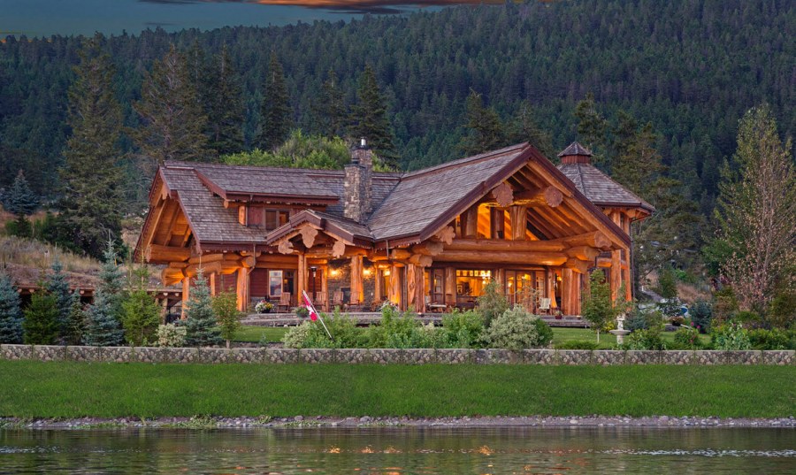 Большой особняк в лесу