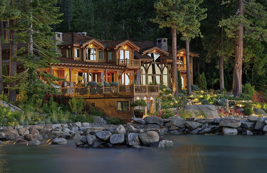 Красивый загородный дом