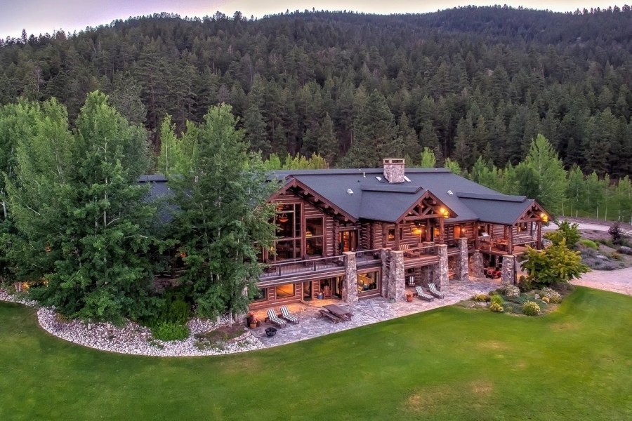 Лес горы штат Монтана домик у озера