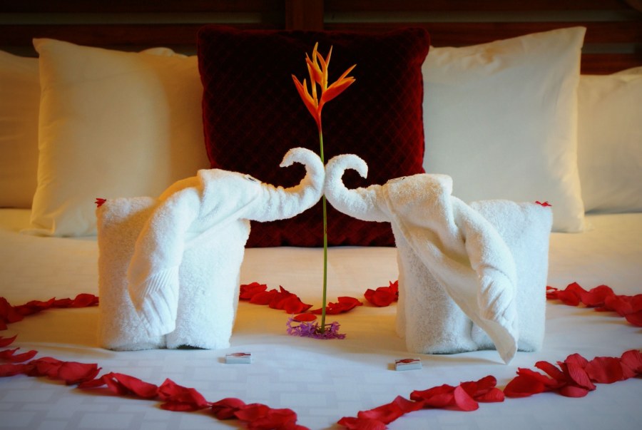 Украшения из полотенец на кровати