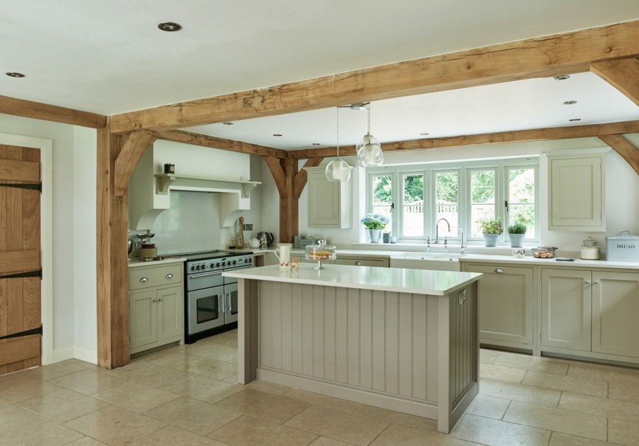Интерьер кухни с деревянными балками