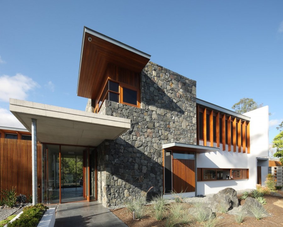 Современный каменный дом