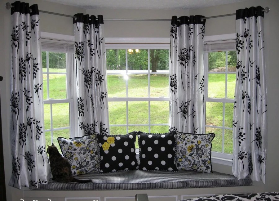 Римские шторы в эркере