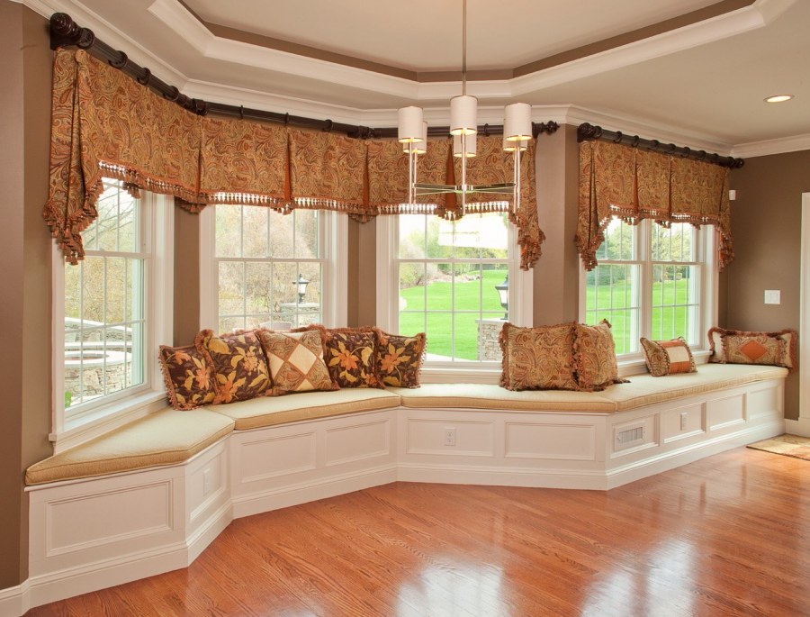 Шторы на эркерные окна в гостиной