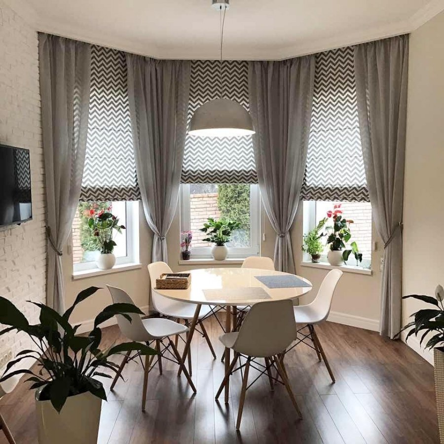Шторы на эркерное окно в гостиной