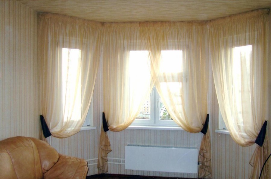 Шторы на эркерные окна в гостиной