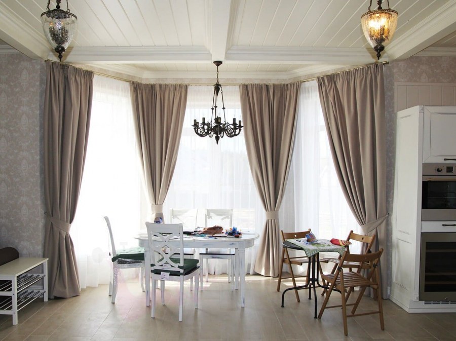Шторы в гостиную с эркером