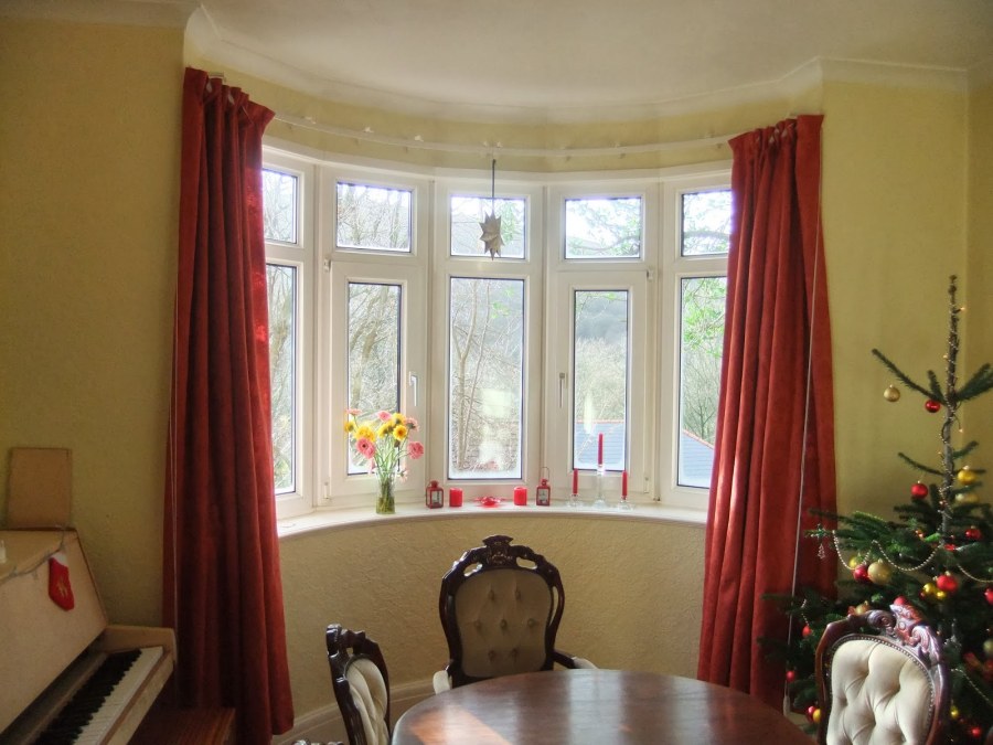 Шторы на эркерное окно на кухне п-44т