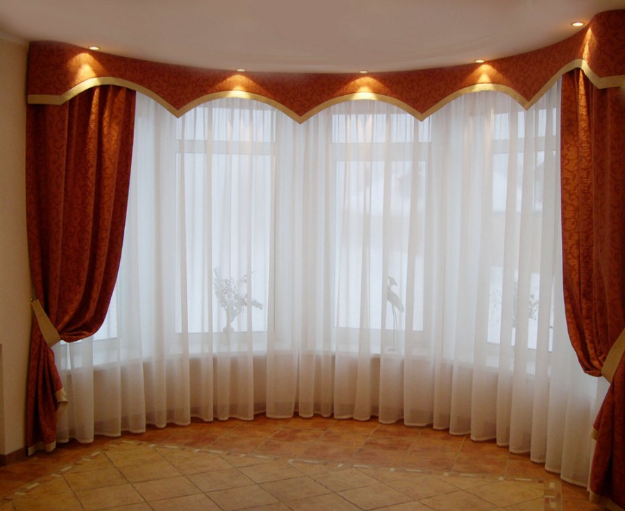 Шторы в гостиную с эркером