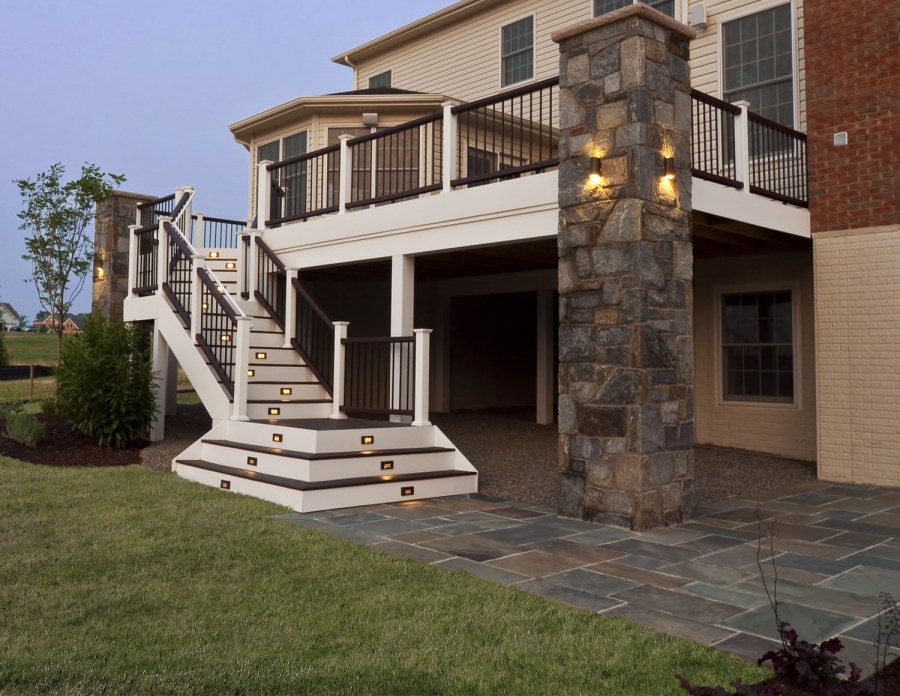 Двухэтажный дом с лестницей на улице