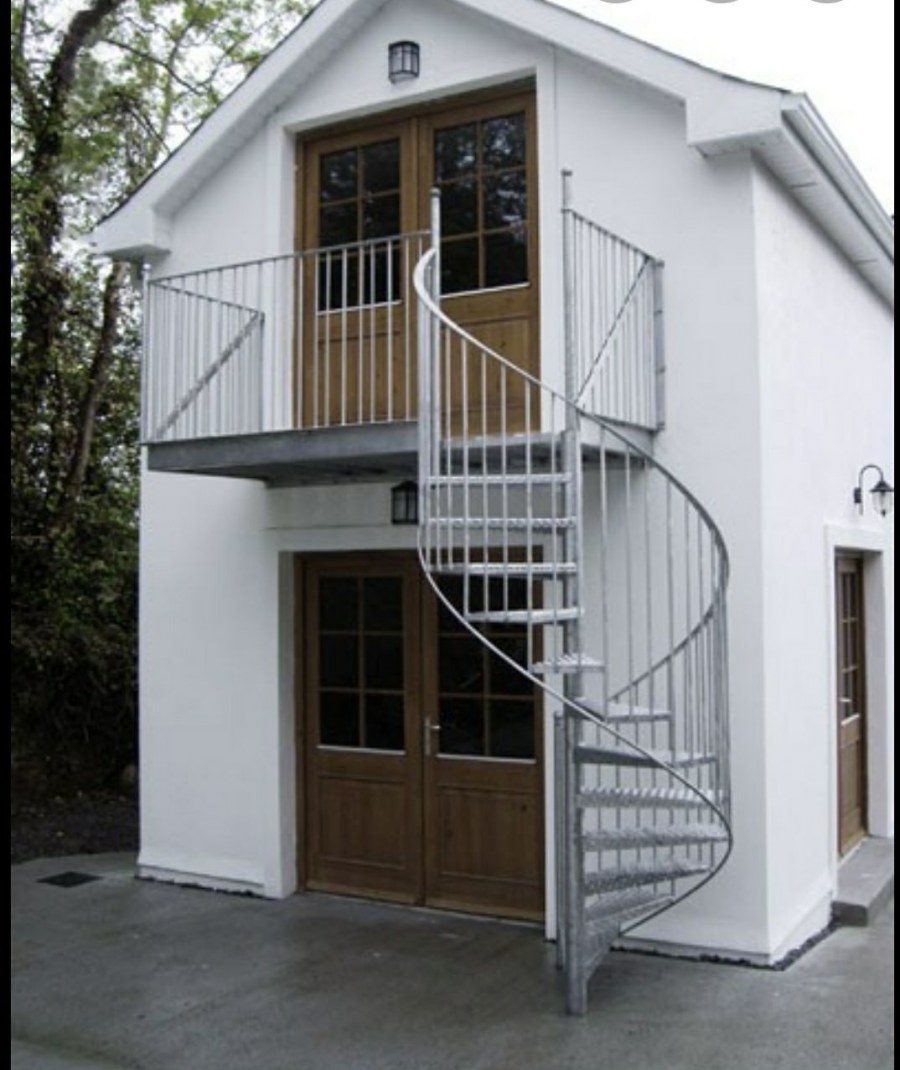 Уличная лестница на мансарду