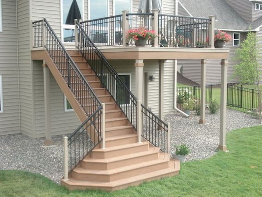 Уличная лестница с балконом