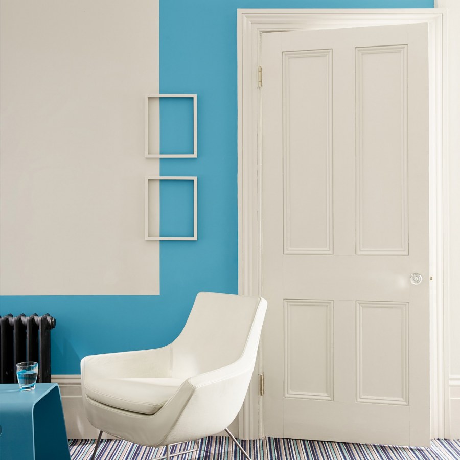 Белая стена с дверью