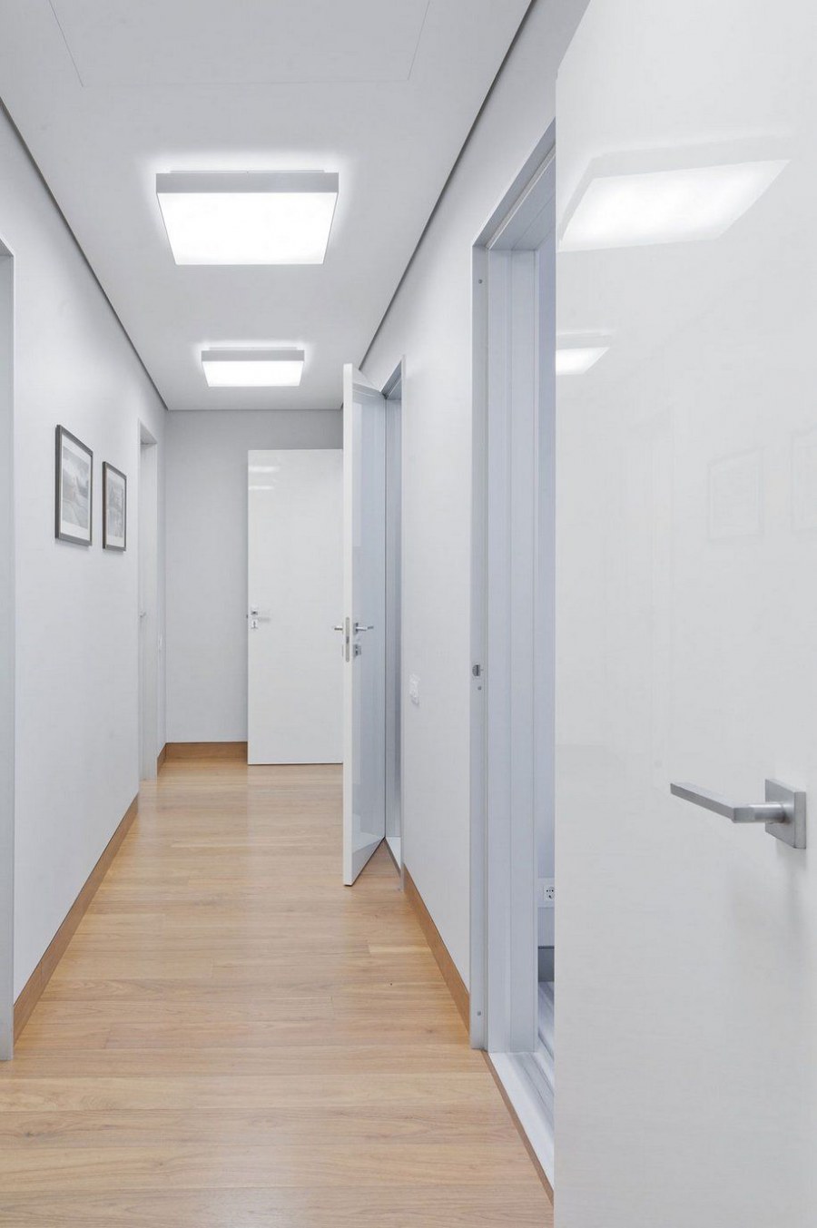 Серые стены в коридоре