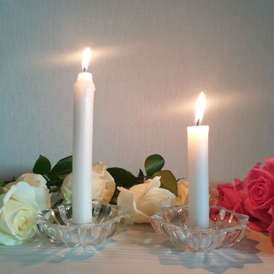 Свечи в хрустальных подсвечниках