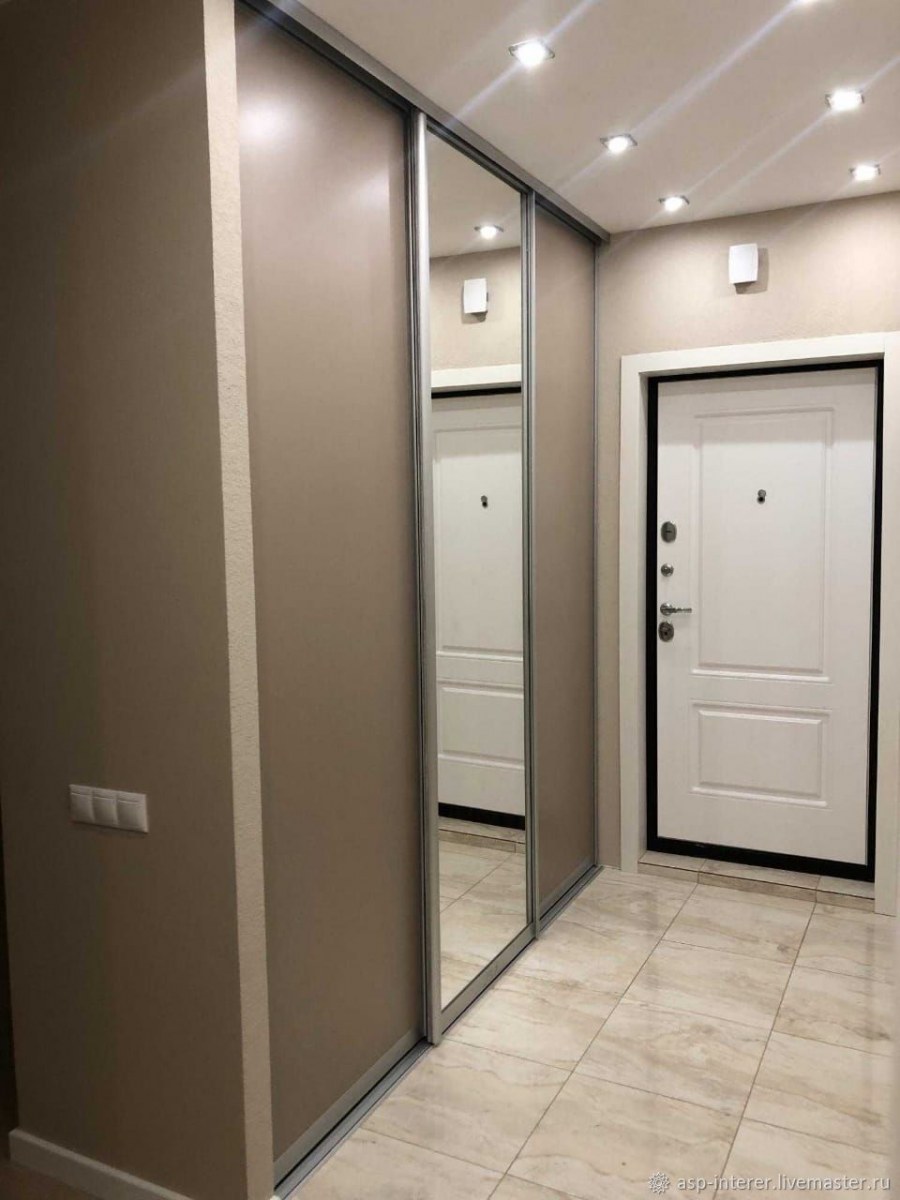 Входная дверь в прихожей