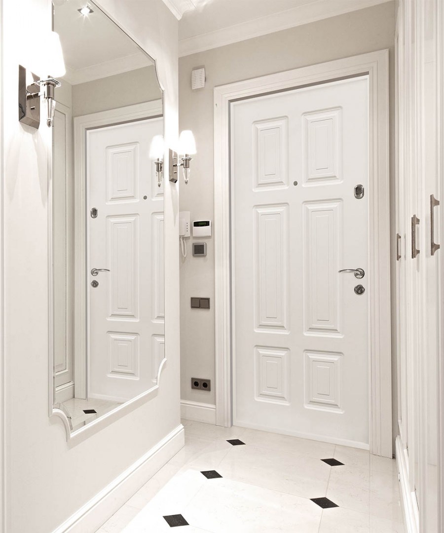 Прихожая с белой входной дверью