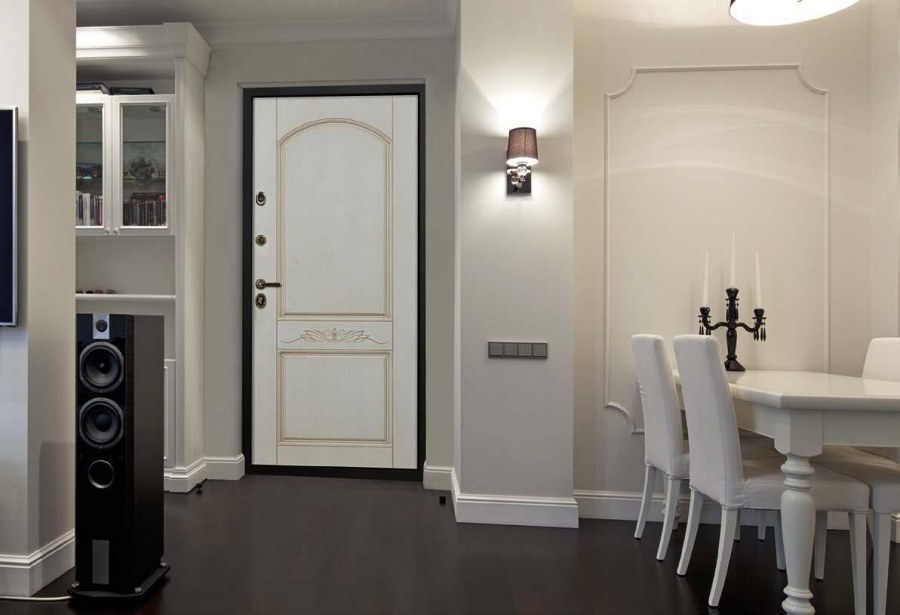 Белая дверь в маленьком коридоре