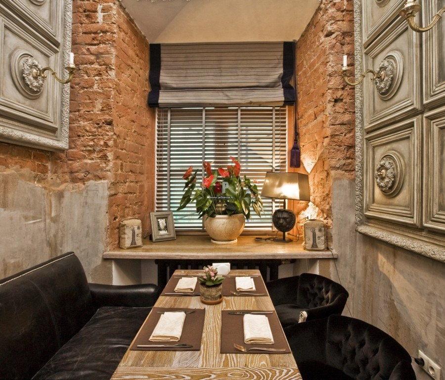 Кирпич и лепнина в интерьере