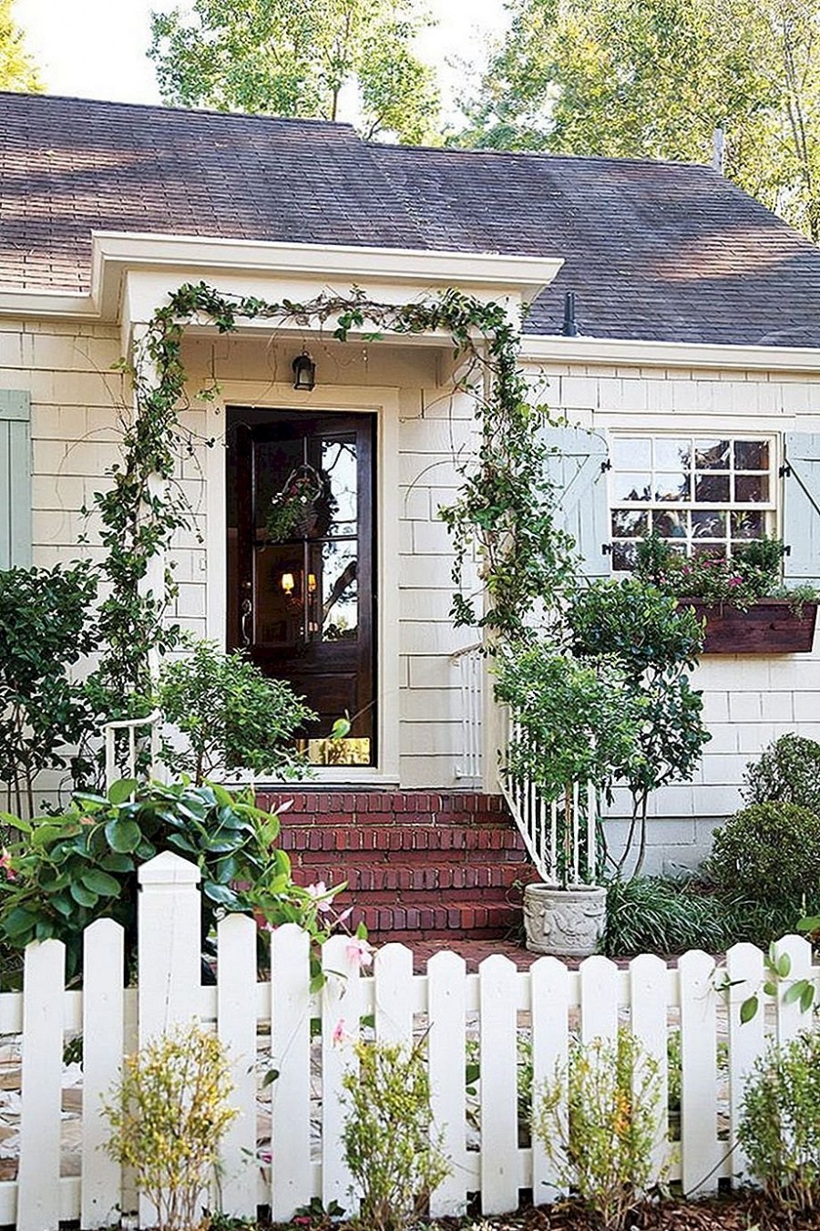 Уютный белый домик