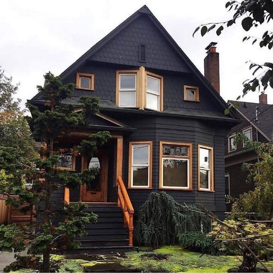 Темные фасады домов