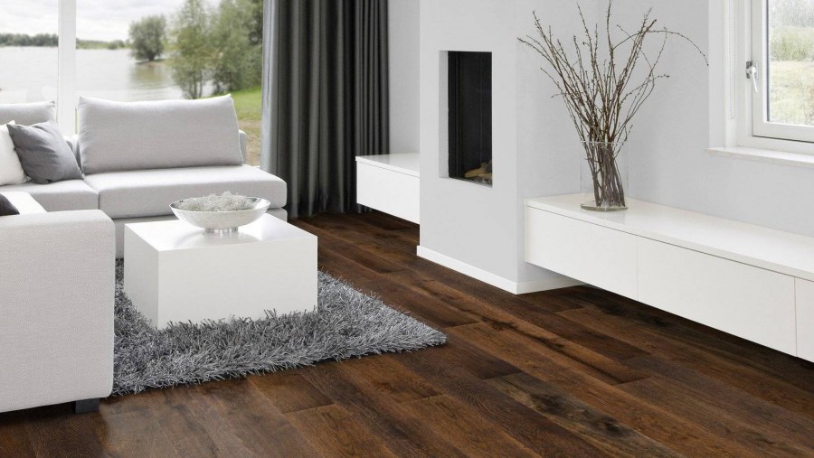 Белый ламинат в гостиной