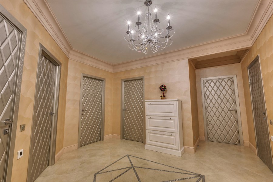 Декоративная штукатурка в прихожей