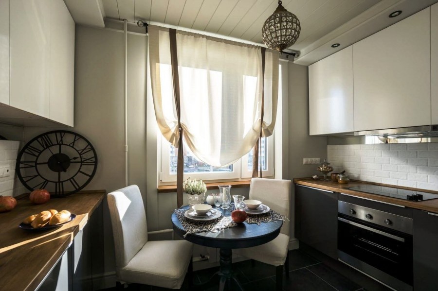 Шторы на маленькой кухне в интерьере