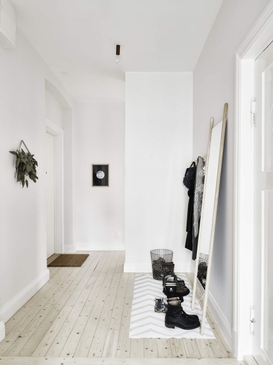 Белая прихожая в скандинавском стиле