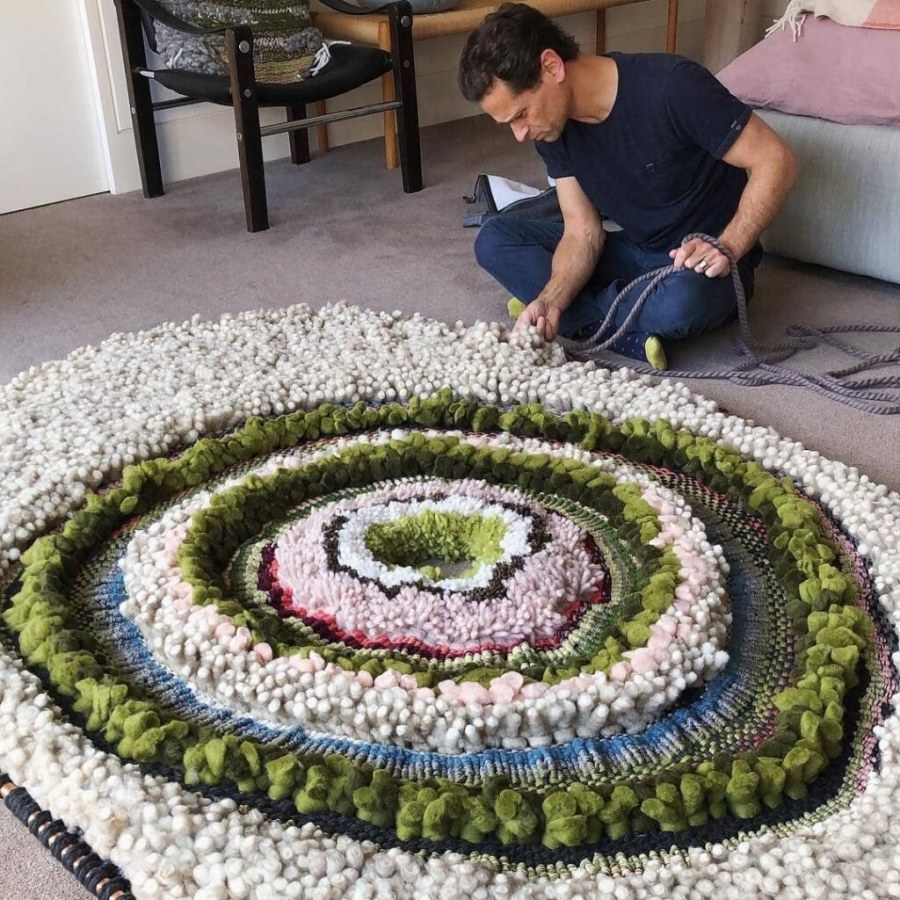 Необычные вязаные ковры