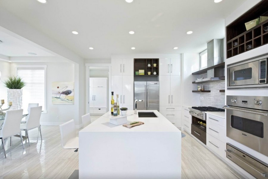 Кухня в белых тонах интерьер