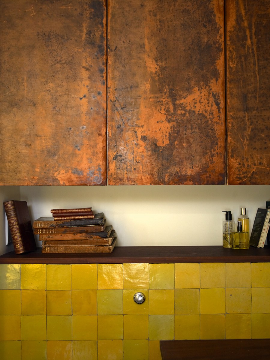 Кухня с фасадами под ржавчину