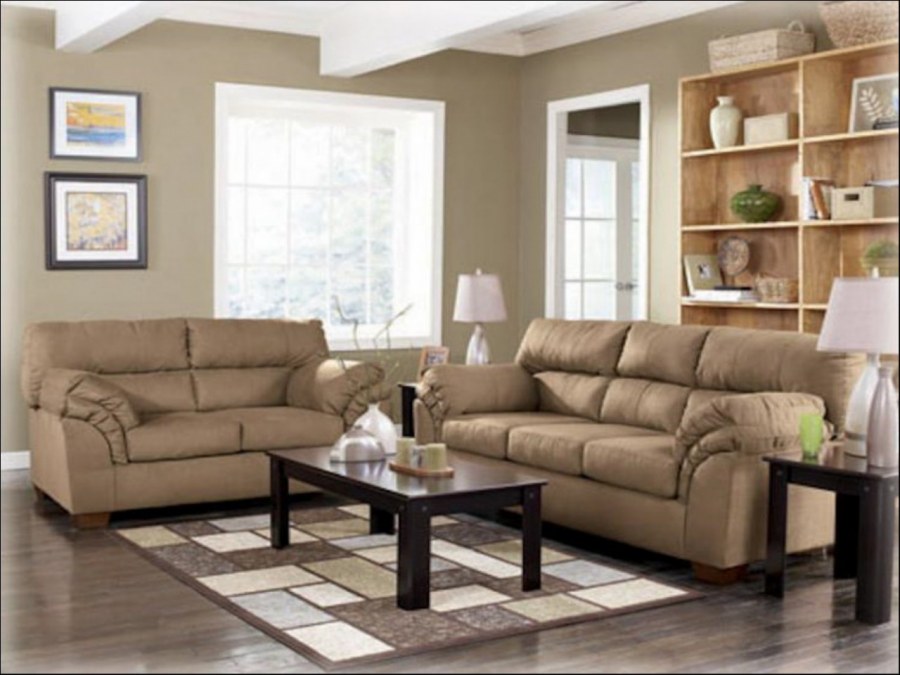 Бежевый кожаный диван в гостиной