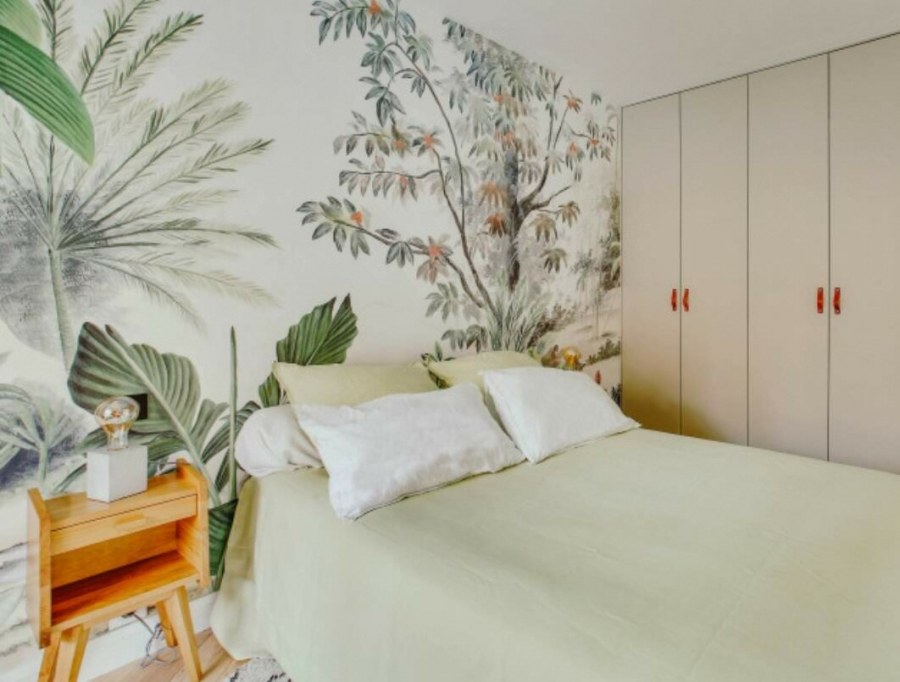 В спальне обои или краска