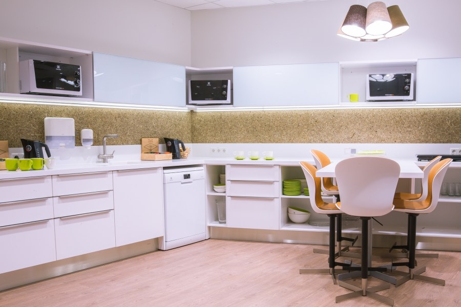 Дизайн интерьера в светлых тонах с яркими акцентами