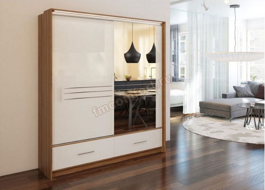 Шкаф с белыми фасадами