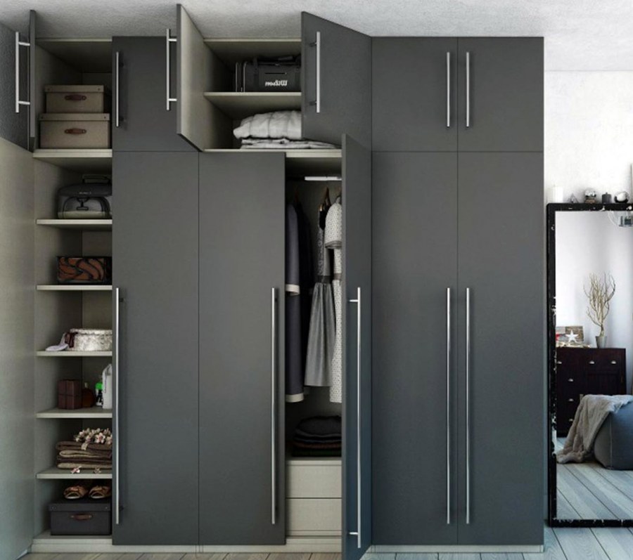 Шкаф в прихожую с распашными дверями