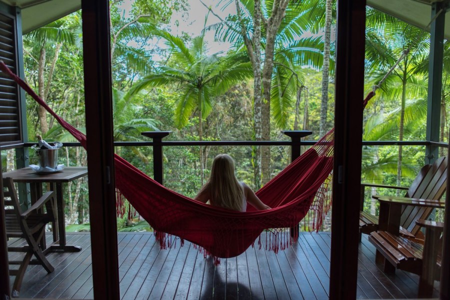 Подвесное кресло в спальне