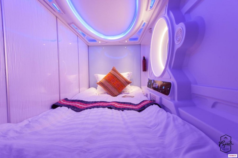 Оранжевая кровать в интерьере