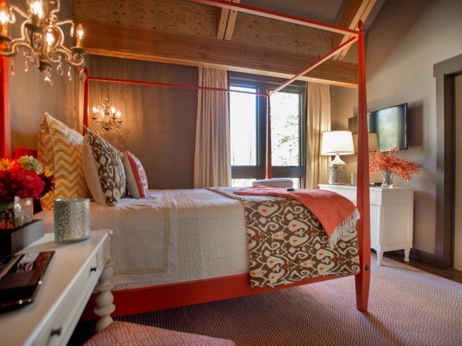 Кровать в нише мансарды