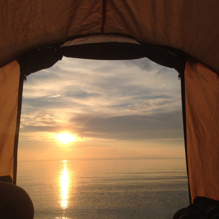 Интерьер женской комнаты с кроватью