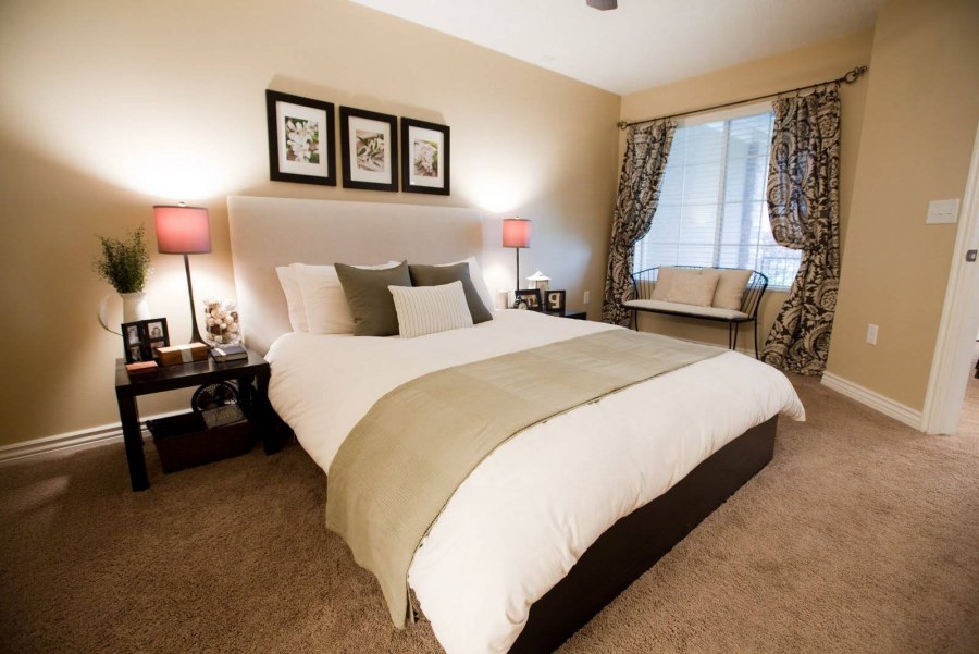 Бежевый и фиолетовый в интерьере спальни