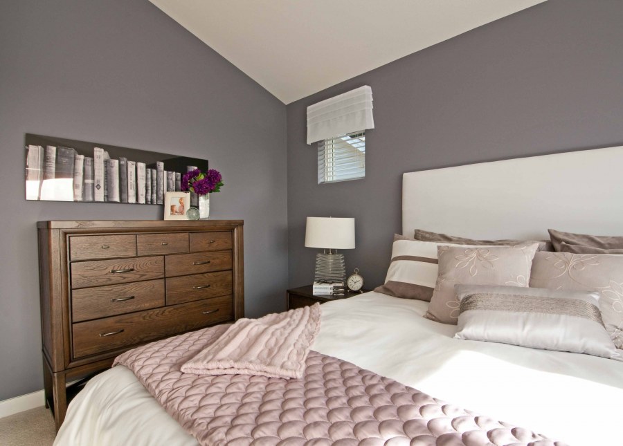 Комната с желтыми стенами