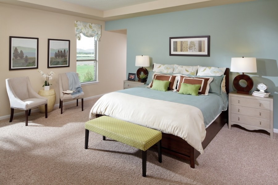 Бирюза в интерьере спальни