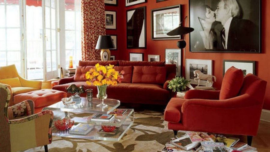 Диван бордово-оранжевый интерьер