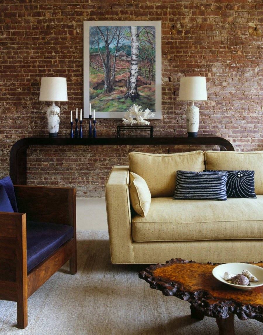 Кирпичная стена в интерьере гостиной