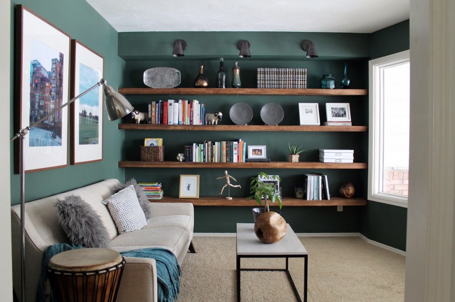 Интерьер комнаты с полками на стене