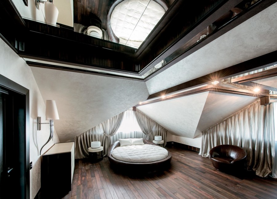 Зеркальный потолок в комнате